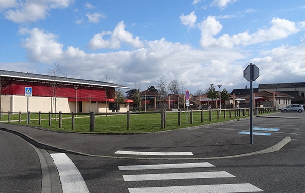 Mairie de Séméac - Pratique - parking espace multisports